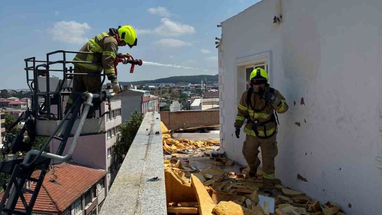 Susurluk'ta binanın çatısında çıkan yangın söndürüldü