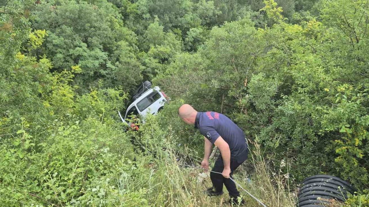 Susurluk’ta tek taraflı trafik kazası: Araçta mahsur kalan yaralı kurtarıldı
