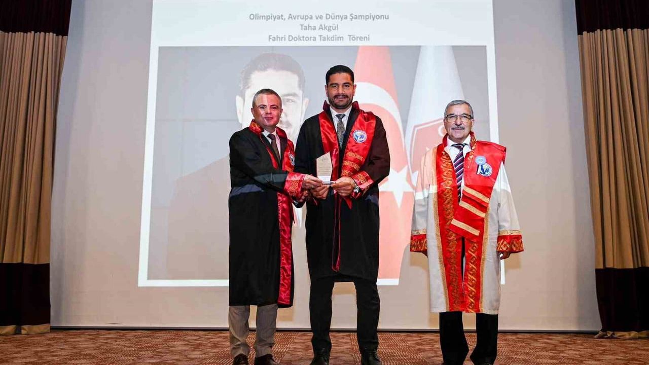 Taha Akgül'e Karamanoğlu Mehmetbey Üniversitesi'nden fahri doktora unvanı