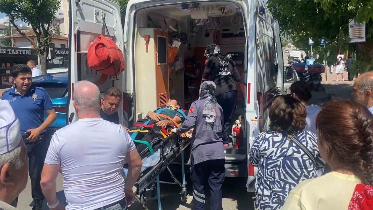 Takdir belgesi sevinci hastanede bitti: 13 yaşındaki öğrenciye otomobil çarptı