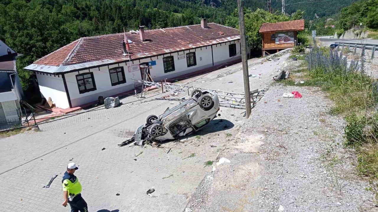 Takla atan otomobil aydınlatma direğine çarptı: 1 yaralı