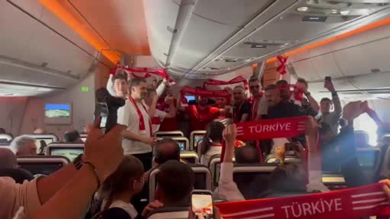 Taraftarlar uçakta A Milli Futbol Takımı'na destek verdi