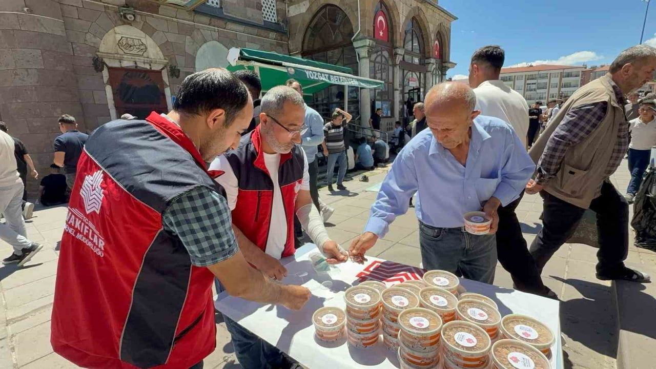 Tarihi Çapanoğlu Camii'nde aşure ikramı