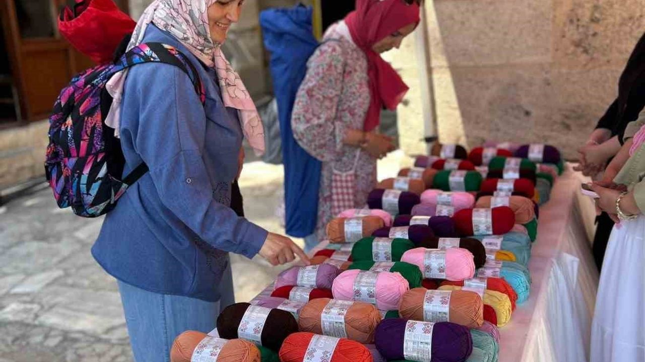 Tarihi Yedikule Hisarı’nda 600 örgü tutkunu bir araya geldi