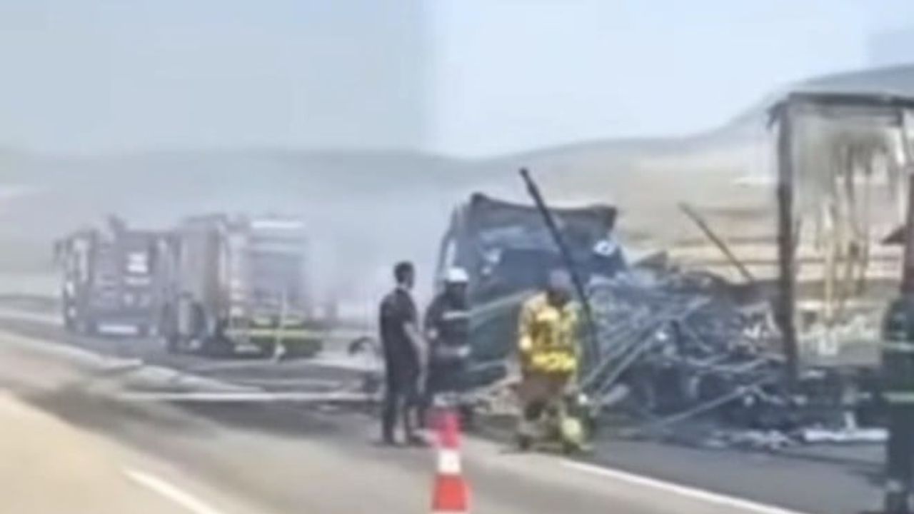 Tarsus-Adana-Gaziantep otoyolunda tır yangını: araç kullanılamaz hale geldi