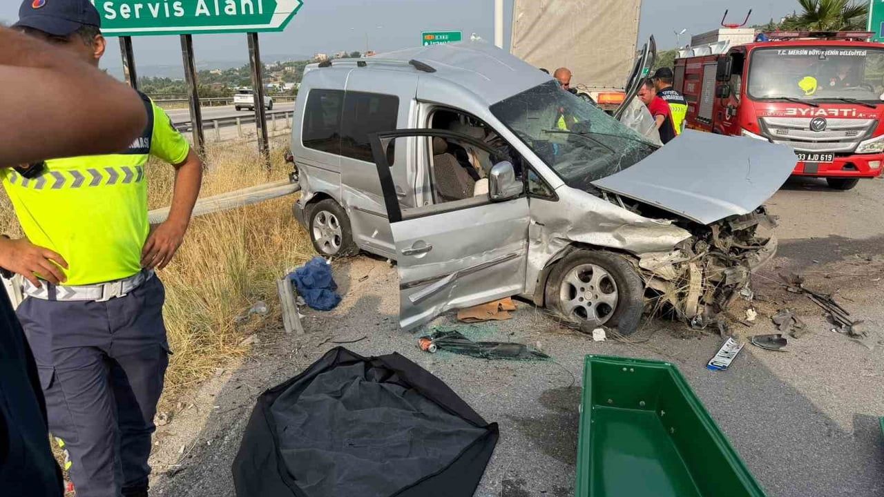 Tarsus’ta Adana-Mersin Otoyolu Ziyaret Tepe mevkiinde otomobil tıra çarptı: 1 ölü, 4 yaralı