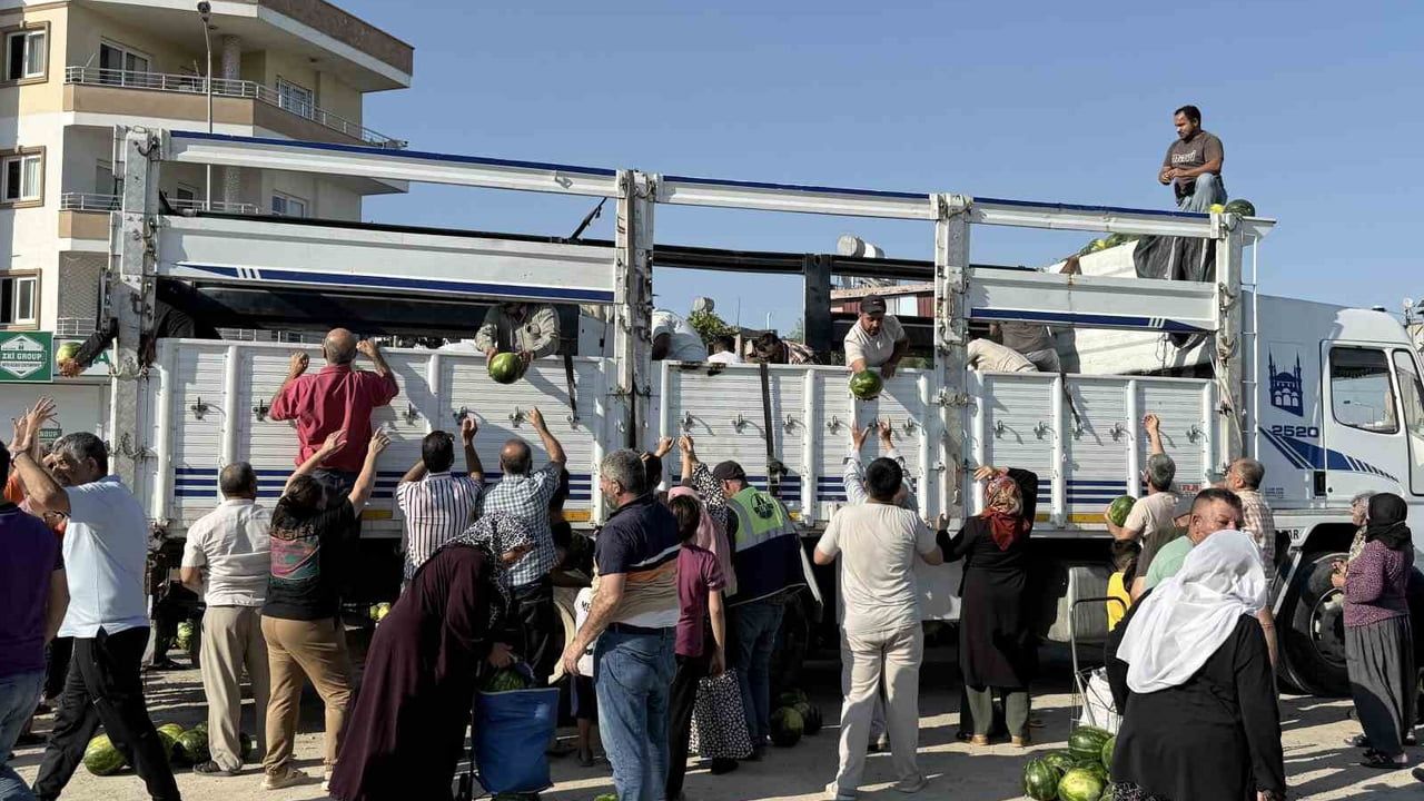 Tarsus'ta hayırsever 2 kamyonla yaklaşık 30 ton karpuz dağıttı