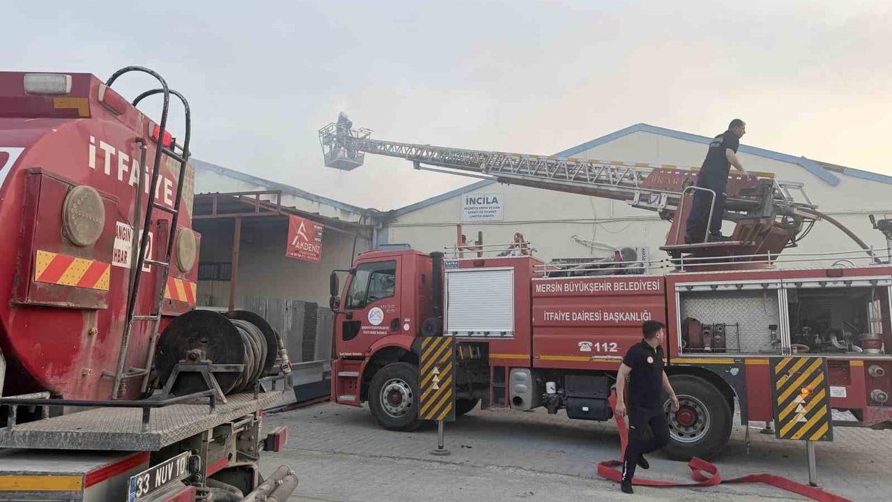 Tarsus’ta İŞGEM 2’deki otomatik kepenk atölyesinde çıkan yangın söndürüldü