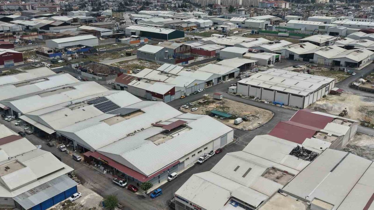 Tarsus’ta Kemalpaşa Sanayi Sitesi’nde 23 Sokakta Sıcak Asfalt Çalışması