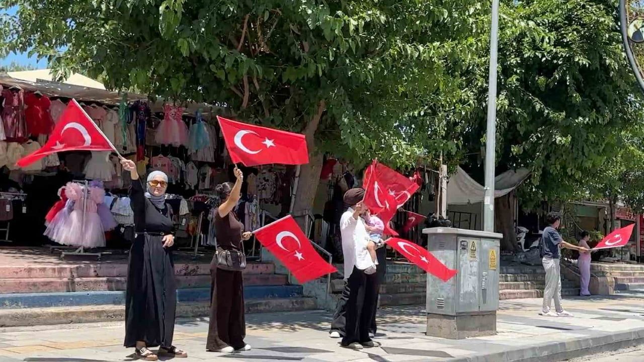 Tarsus’ta milli heyecan caddelere taştı