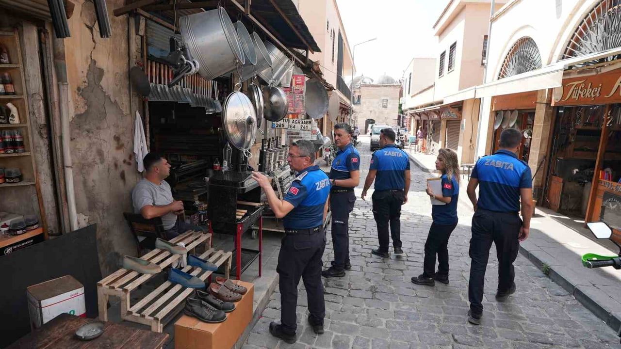 Tarsus’ta zabıta ekipleri esnafa ortak kullanım alanı düzenlemelerini anlattı