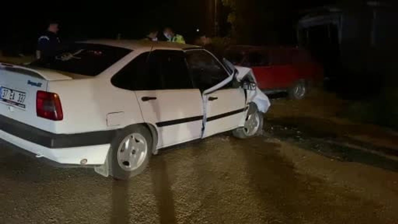 Taşköprü'de iki otomobil çarpıştı: 8 yaralı