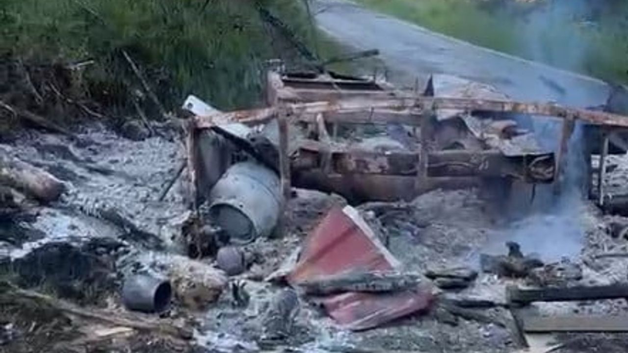 Taşköprü'de park halindeki karavan ile iş makinesi yandı