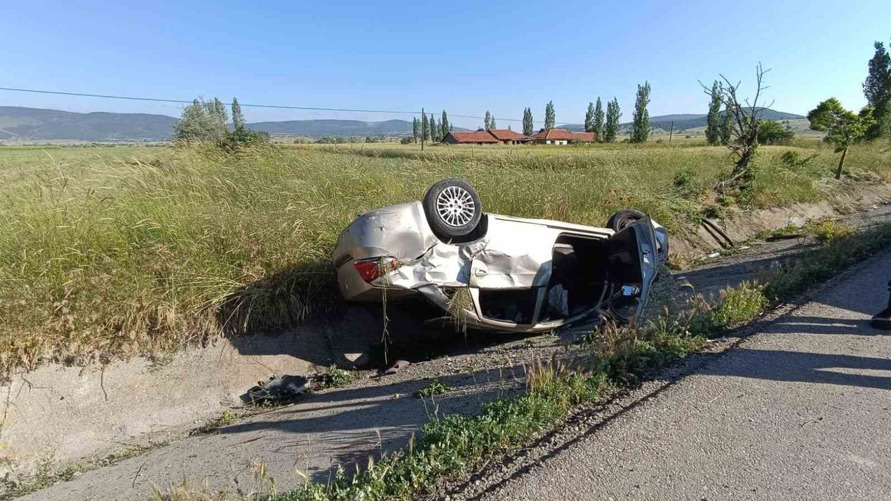 Taşoluk'ta devrilen otomobilde bir kişi öldü, üç kişi yaralandı