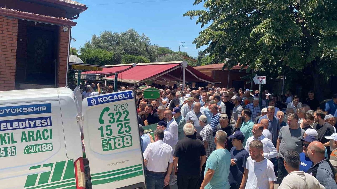 Tatil yolunda hayatını kaybeden anne ve kızı toprağa verildi