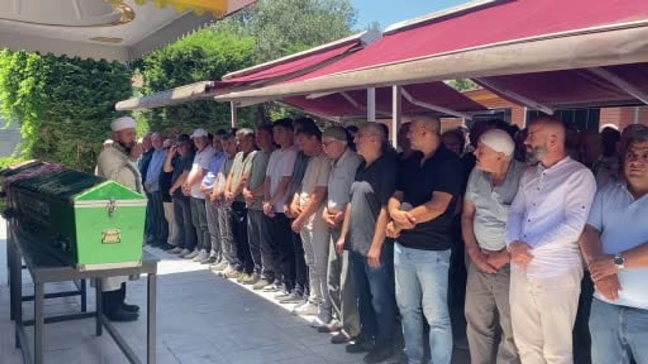 Tatil yolunda yaşamını yitiren anne ve kızı toprağa verildi