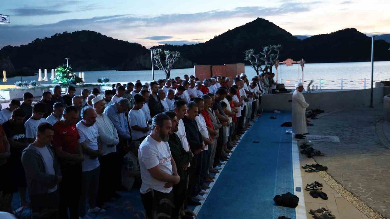 Tatilciler A Milli Futbol Takımı'na destek için sahilde buluştu