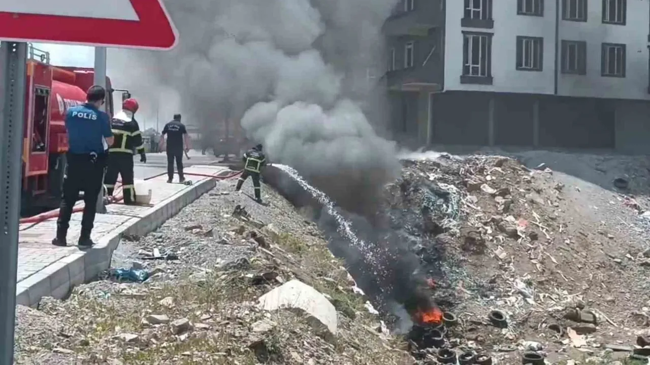 Tatvan’da lastik yangını elektrik hattına sıçradı: yol trafiğe kapatıldı