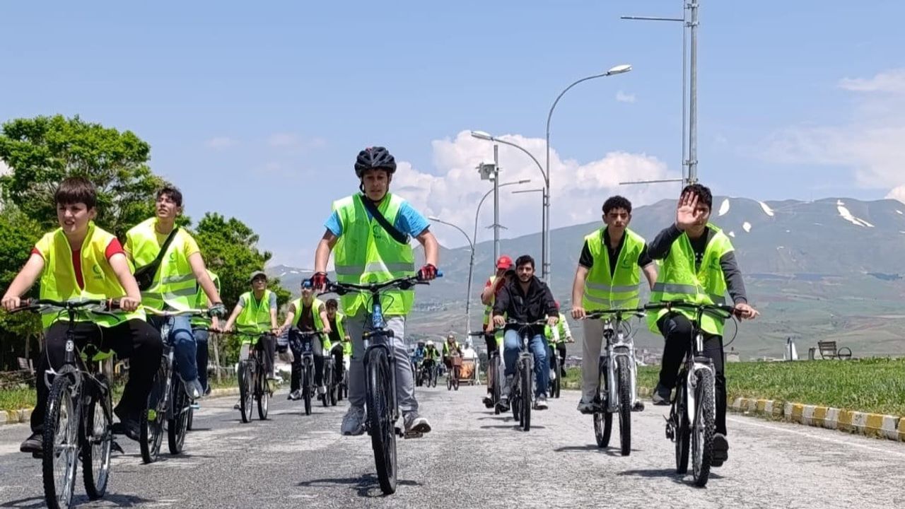 Tatvan'da pedallar sağlıklı yarınlar için çevrildi