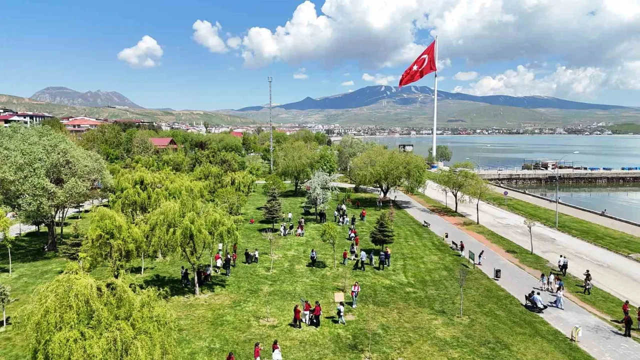 Tatvanlı öğrenciler Van Gölü sahilinde çevre temizliği gerçekleştirdi