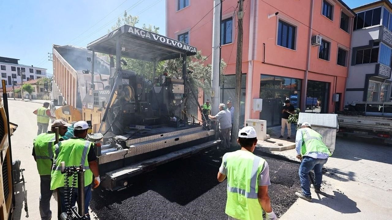 Tavas Kızılcabölük’te ulaşım konforu artıyor: Demirciler Caddesi sıcak asfaltla yenileniyor