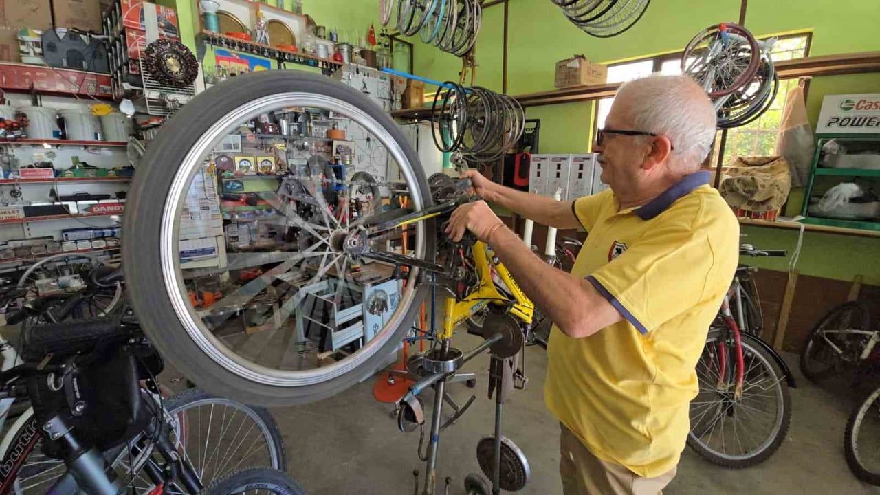 Tavas'ta 60 yıldır bisiklet ve motosiklet tamirciliği yapan usta