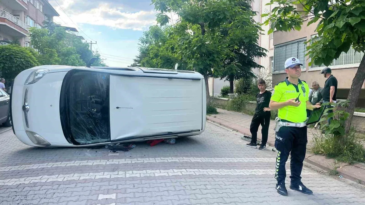 Tavşanlı’da kavşakta çarpışma: Araç devrildi, 2 kişi yaralandı