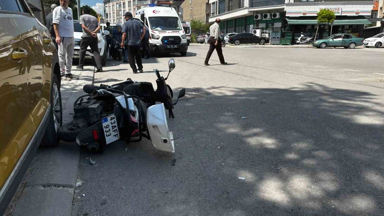 Tavşanlı’da otomobilin motosiklete çarpması sonucu anne ve oğlu yaralandı