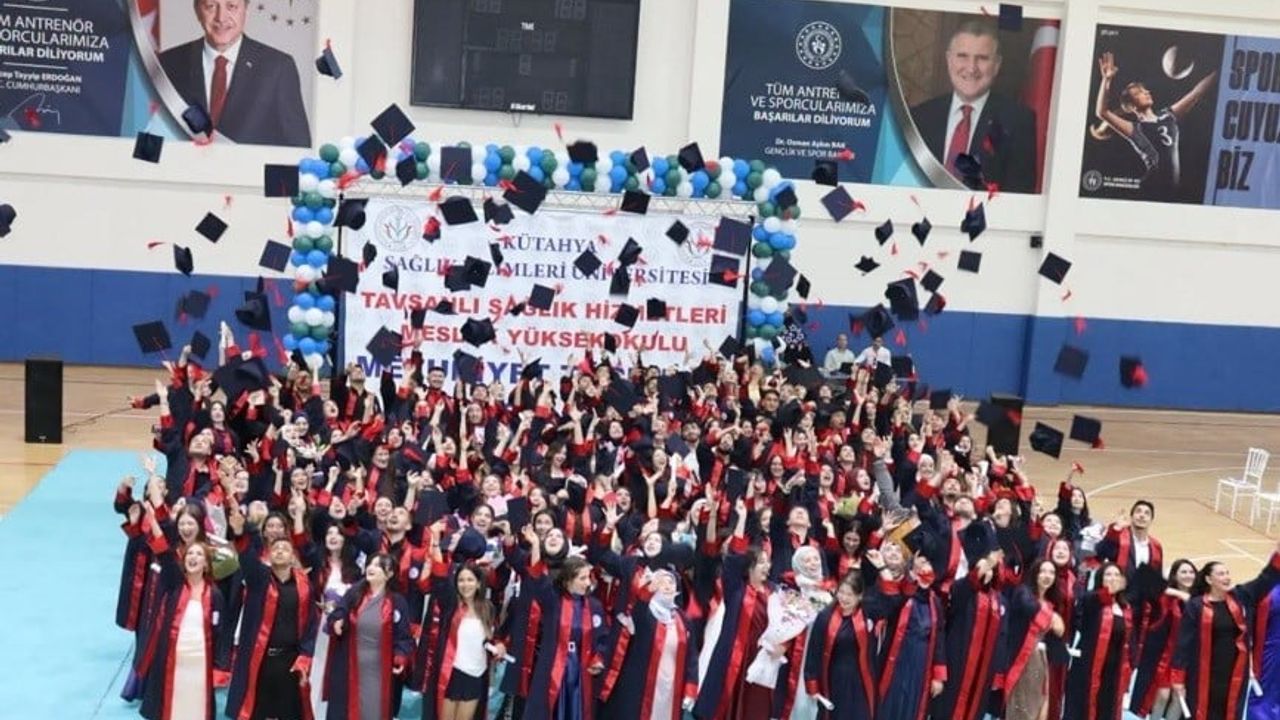 Tavşanlı’da sağlık yüksekokulu öğrencileri mezuniyet coşkusu yaşadı