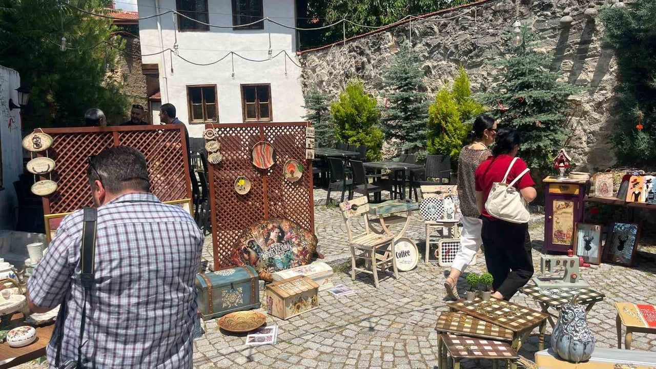 Tavşanlı’da sekiz yıllık ahşap boyama ve geri dönüşüm çalışmaları sergilendi