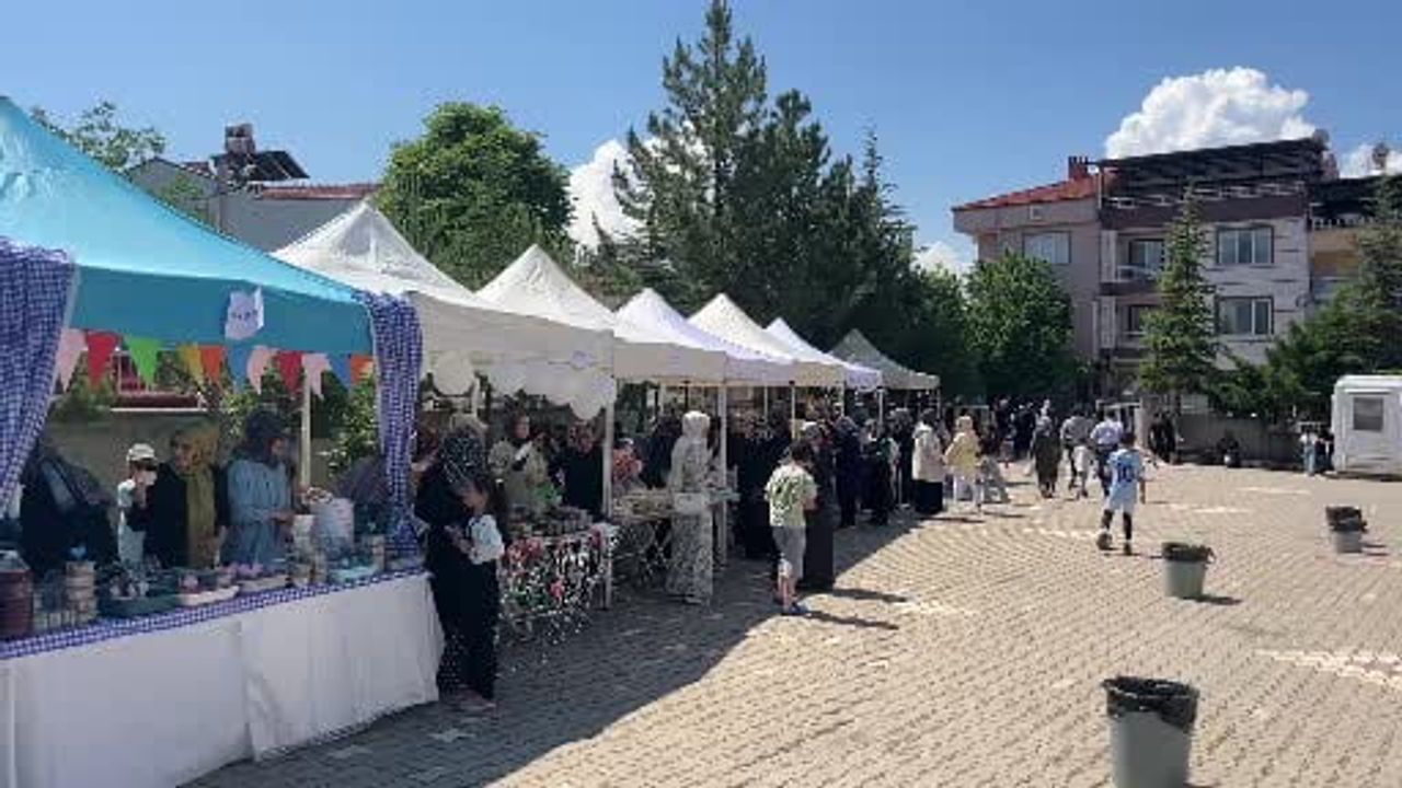 Tavşanlı Dağçeşme İlkokulu'nda Üçüncü Geleneksel Hayır Çarşısı Dayanışmayı Güçlendirdi
