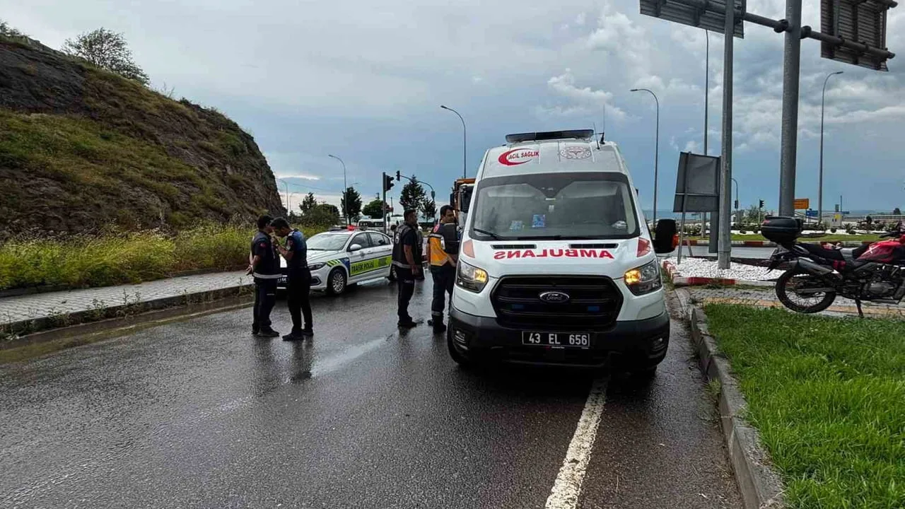 Tavşanlı Işıklı Kavşak’ta otomobil ile motosiklet çarpıştı, sürücü hastaneye kaldırıldı