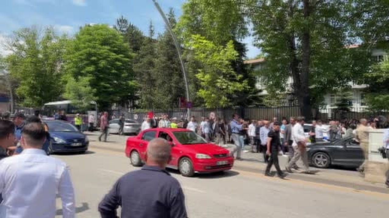 TBMM Dikmen Kapısı'nda Kılıçdaroğlu ve Özgür Özel destekçileri arasında gerginlik