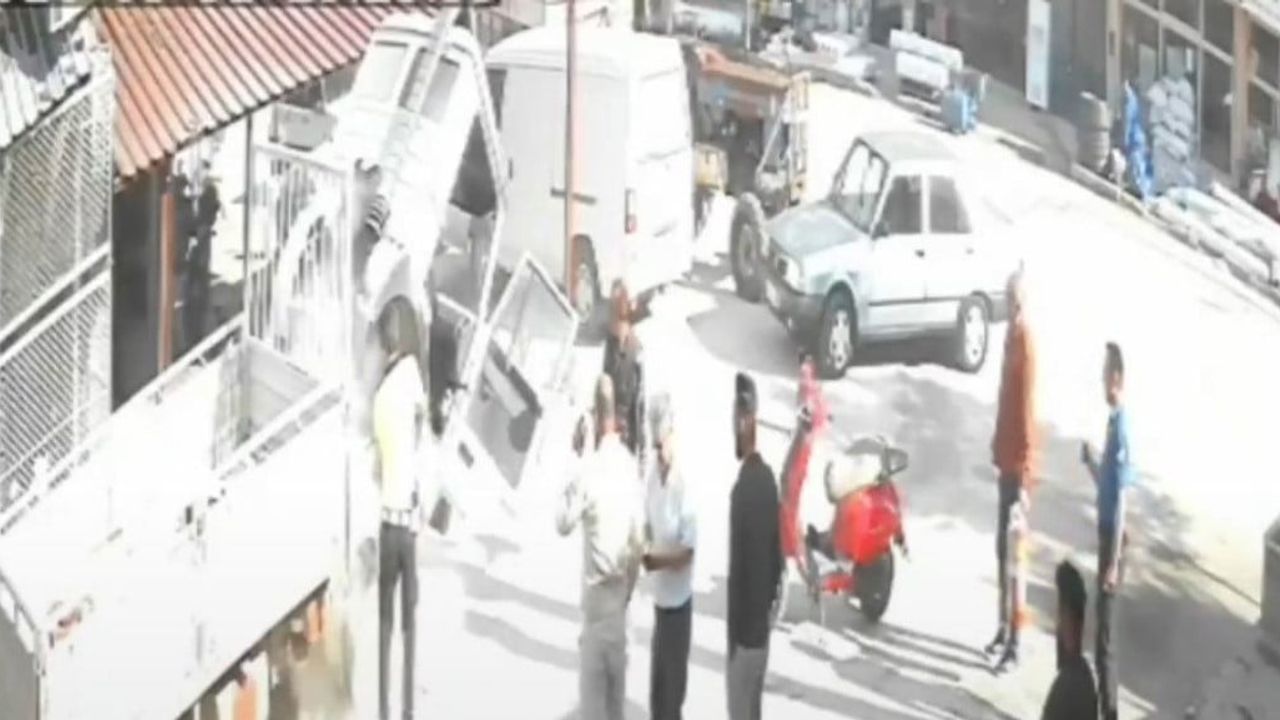 Tefenni'de devriye polisi, park halindeki kamyonette çıkan yangını söndürdü