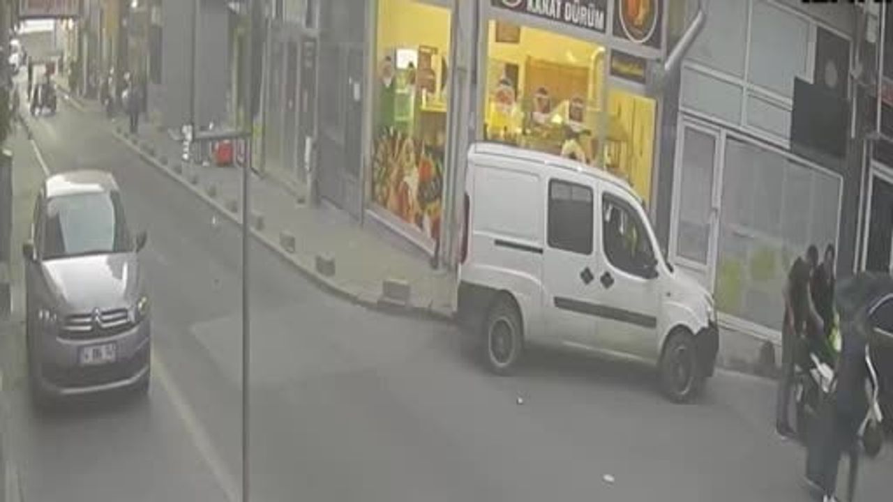 Tekirdağ Çorlu'da ön teker gösterisi kontrolden çıktı, yaya son anda kurtuldu