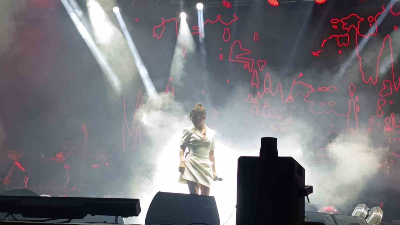 Tekirdağ’da 60. uluslararası kiraz festivali ikinci gününde Poizi ve Merve Özbey sahne aldı