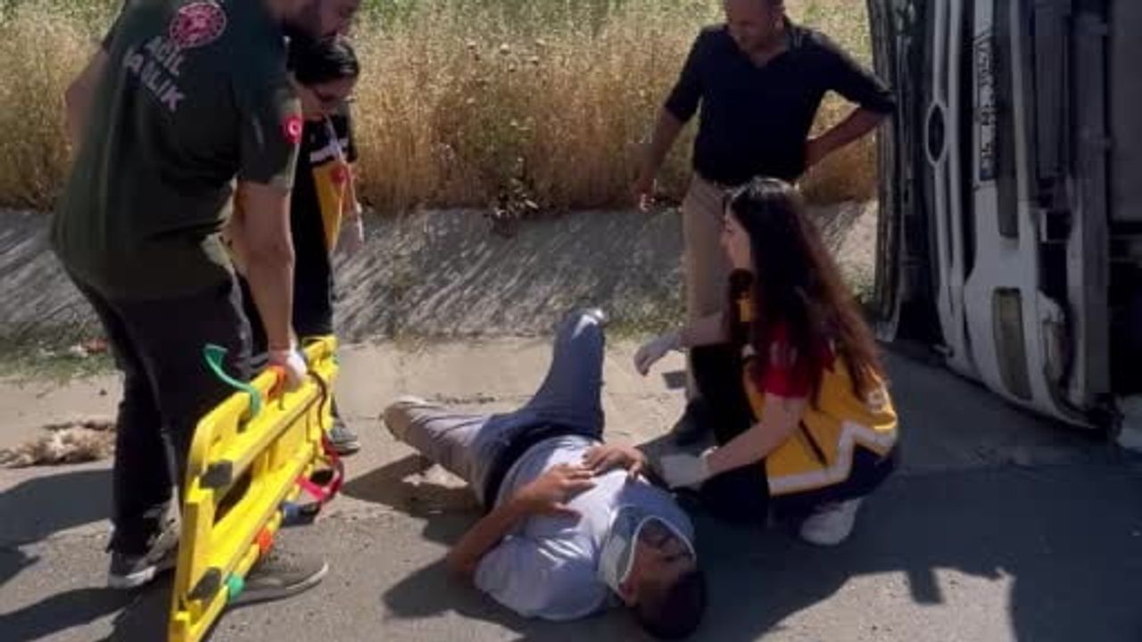 Tekirdağ’da moloz yüklü kamyon devrildi