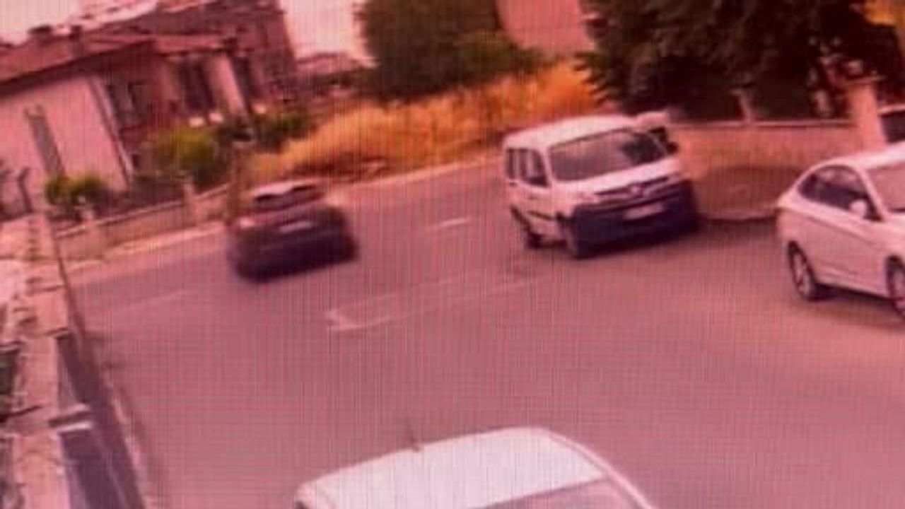 Tekirdağ'da otomobil ile motosikletin çarpışması kameraya yansıdı