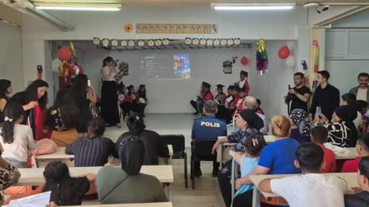 Tekirdağ emniyet müdürü öğrencilerin karne sevincine ortak oldu