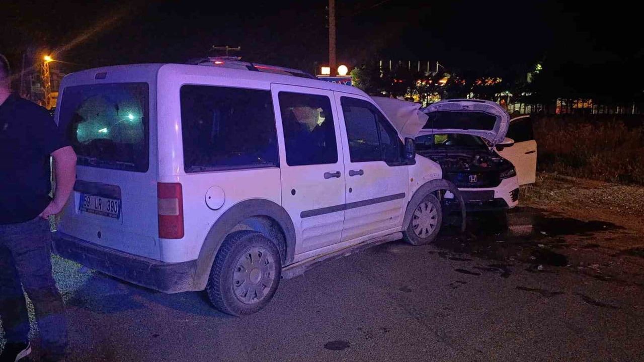 Tekirdağ Saray'da otomobil ile kamyonet çarpıştı: 4 yaralandı