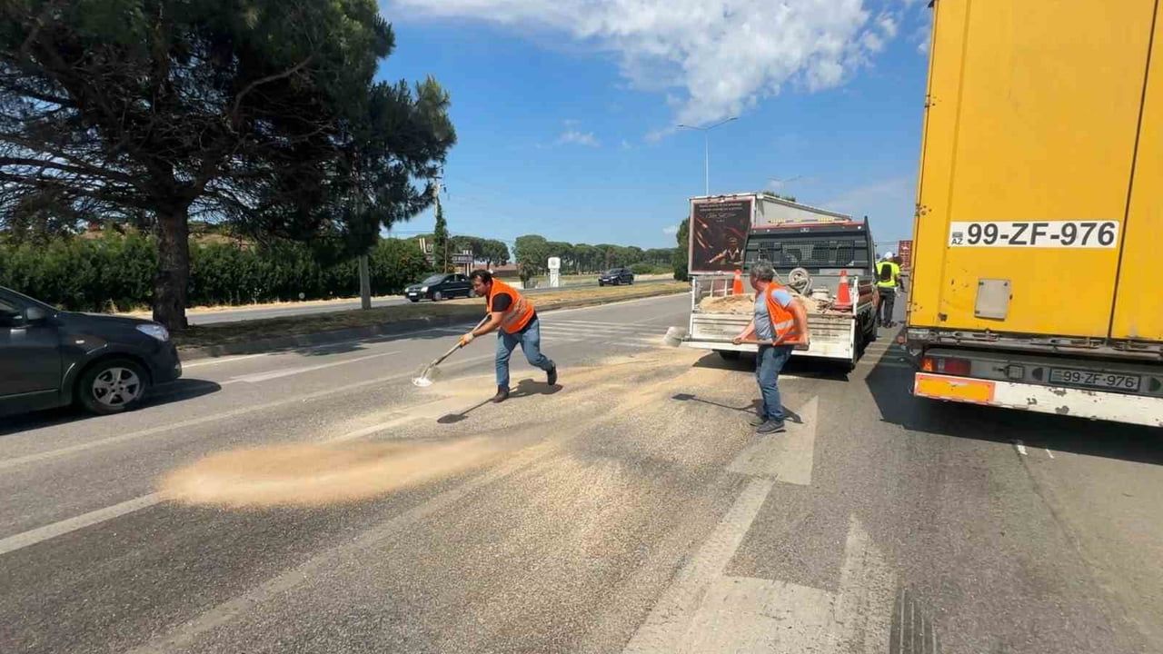 Tekkeköy'de kaza sonrası yol tek şeride düştü, geciken müdahale trafikte kilometrelerce kuyruk oluşturdu