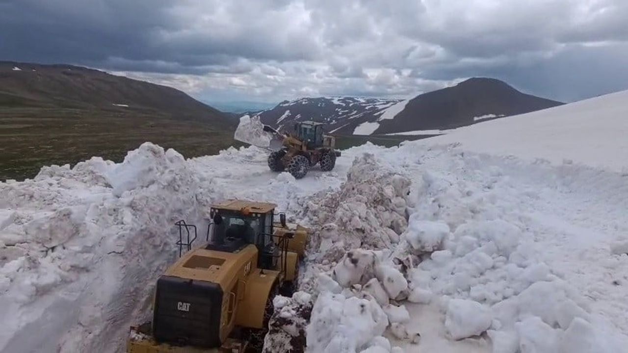 Tekman'da Haziran ayında 6 metrelik kar temizlendi, Palandöken yayla yolu ulaşıma açıldı