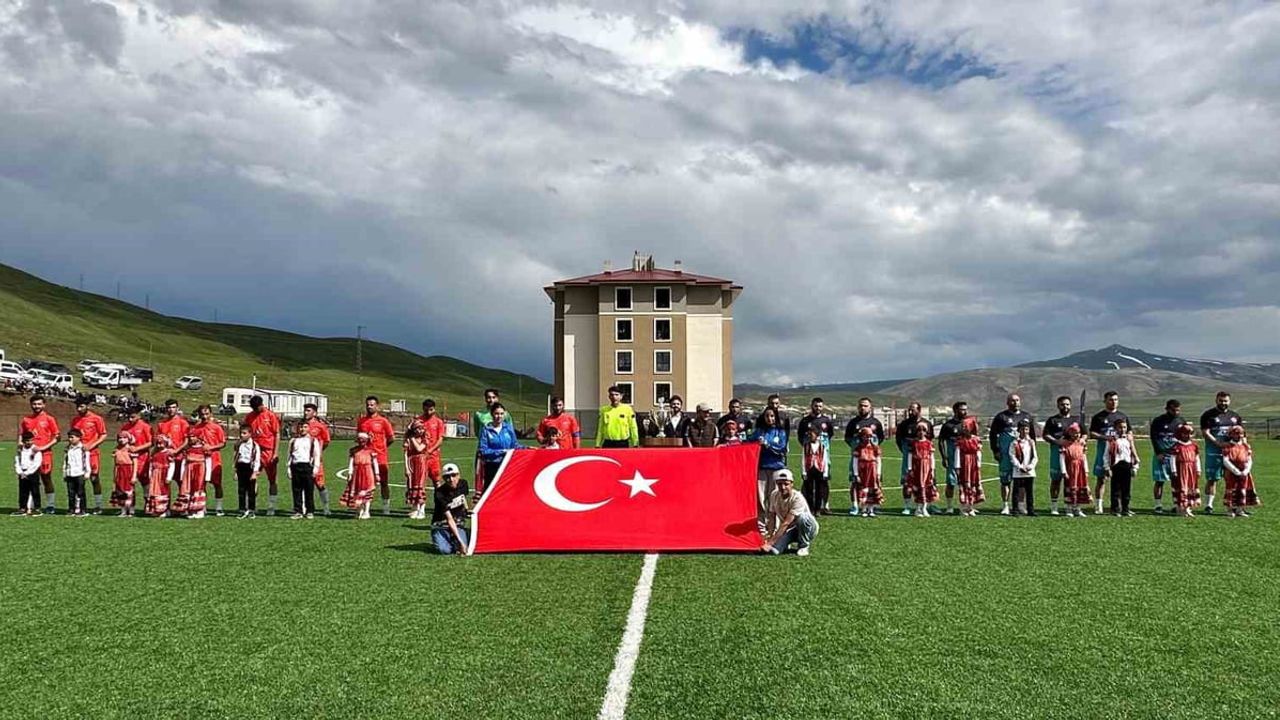 Tekman'da Mustafa Çiftçi Kaymakamlık Kupası'nı Hürriyetspor Kazandı