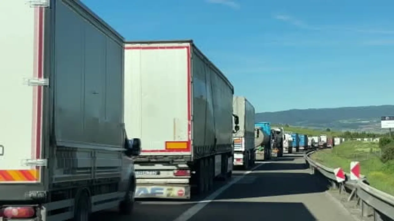 TEM otoyolu Bolu geçişinde kamyon cipi önüne katıp sürükledi: 2 yaralı