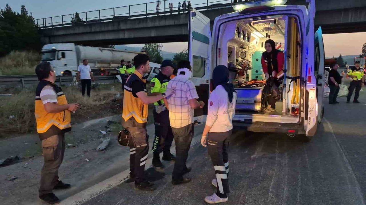 TEM Otoyolu Büyük Melen'de halı yüklü tır ile otomobil çarpıştı: 6 yaralı