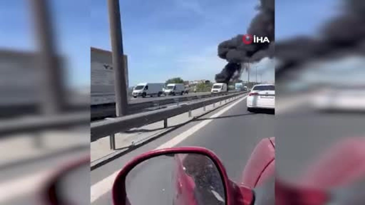TEM otoyolu'nda seyir halindeki araç alev aldı
