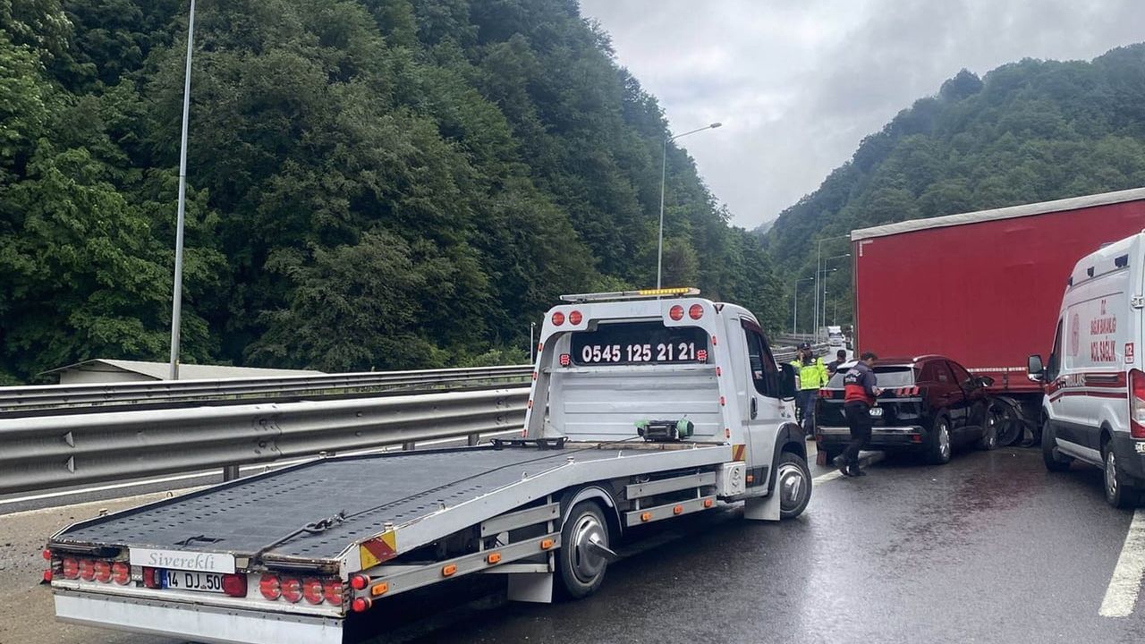 TEM otoyolu'nda tırdan ayrılan dorseye otomobil çarptı: 2 yaralı