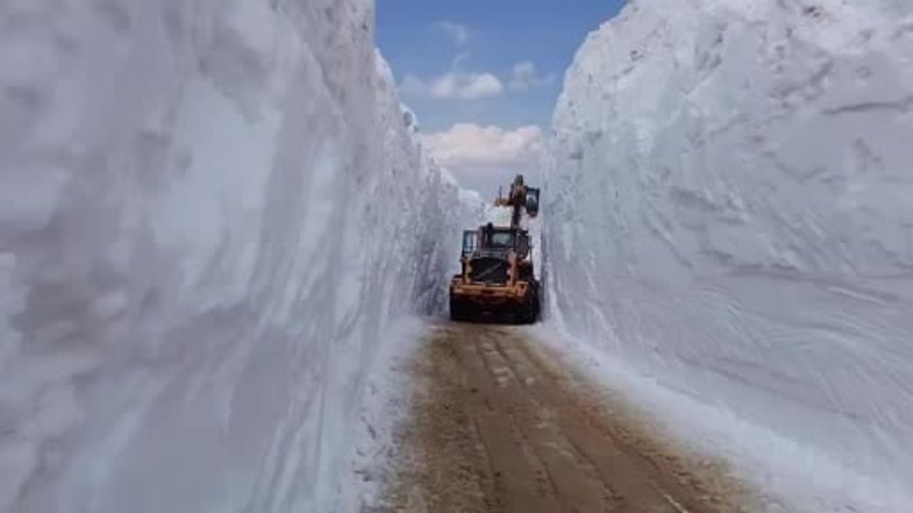 Temmuza sayılı günler kala Yüksekova’da 5 metrelik kar tünellerinde zorlu yol açma çalışmaları