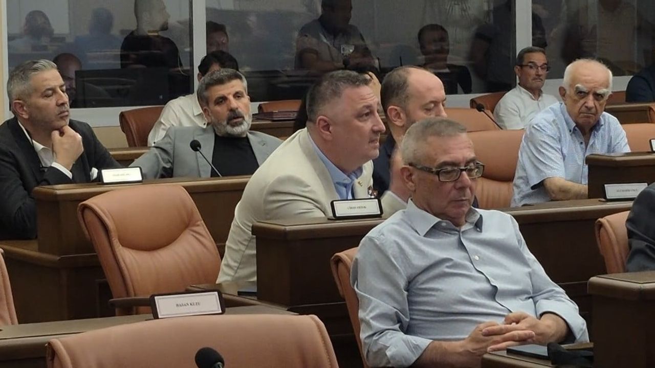 Tepebaşı Meclisi'ndeki gerginlik: AK Partili üye, 2019 olayına karışan isimlerin belediyede göreve alındığını iddia etti