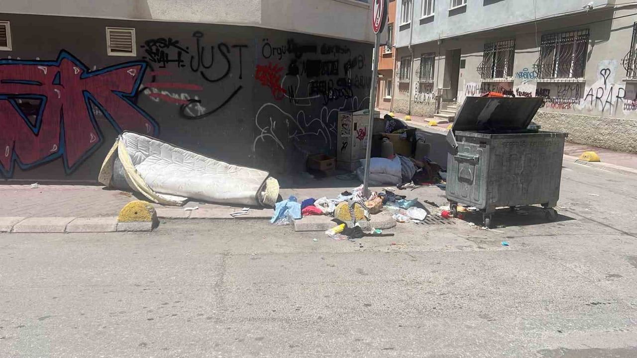 Tepebaşı'ndaki sokaklarda çevre ve görüntü kirliliğine neden olan çöpler